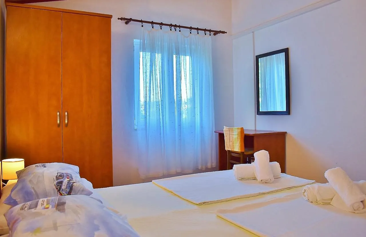 Feniks Apartmani Lopar 0*,